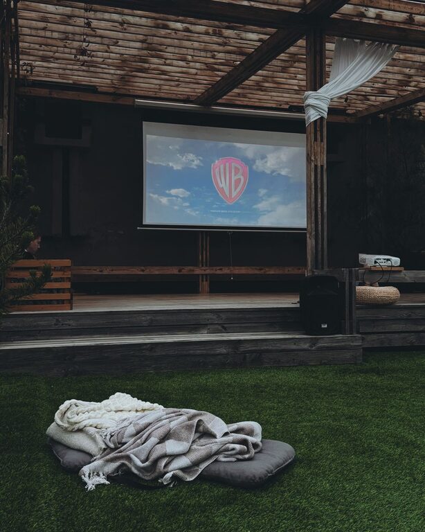 How to Host a Cozy Movie Night at Home: Tips and Tricks